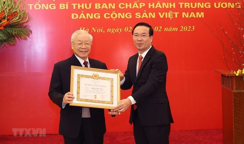 Thường trực Ban Bí thư Võ Văn Thưởng trao Huy hiệu 55 năm tuổi Đảng tặng Tổng Bí thư Nguyễn Phú Trọng.