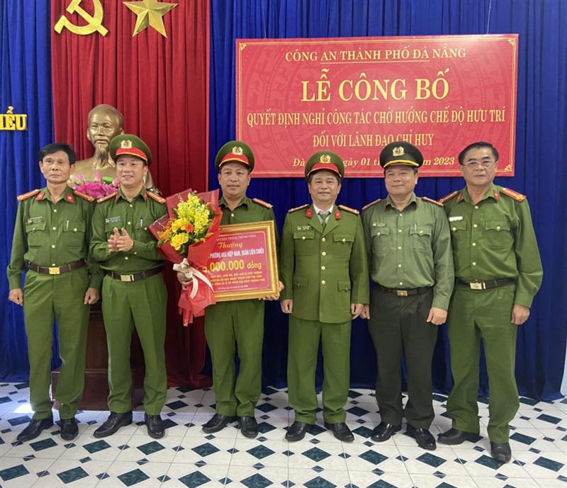 Lãnh đạo Quận ủy và UBND quận Hải Châu khen thưởng lực lượng Công an quận.