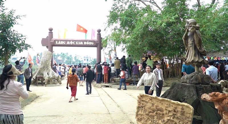 Rất đông du khách đến làng mộc Kim Bồng trong ngày giỗ Tổ làng nghề.
