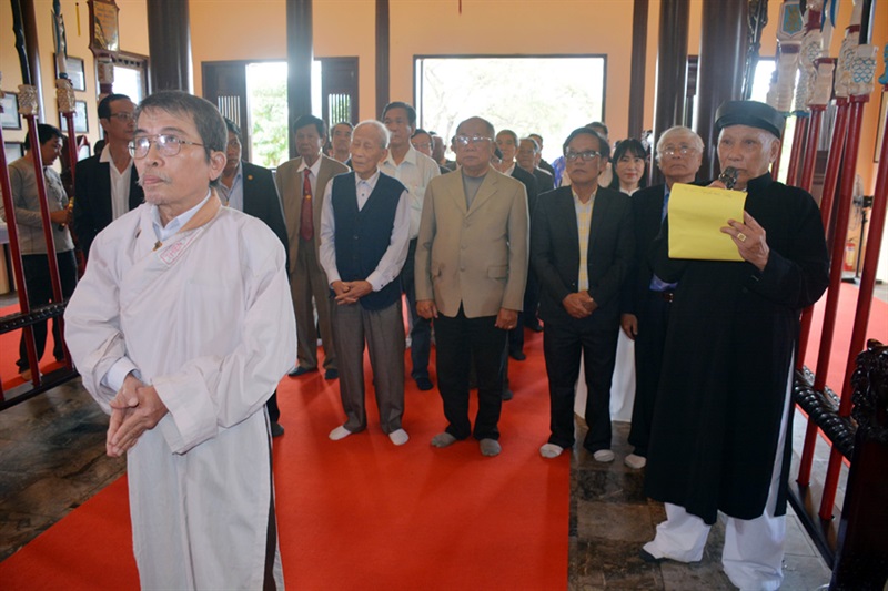 Các hội viên Hội Hán Nôm TP Đà Nẵng kính cẩn thắp hương tưởng niệm danh thần Thoại Ngọc Hầu.