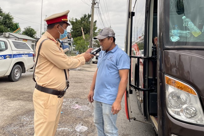 Cảnh sát giao thông Công an tỉnh Bình Định kiểm tra nồng độ cồn người điều khiển phương tiện vận tải khách trong dịp Tết.