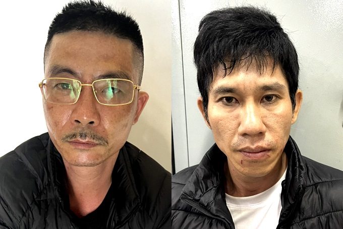Hai đối tượng Văn Tuấn (bên trái) và Minh Tuấn bị bắt giữ cùng 2 gói ma túy đá ngụy trang trong các bình sứ.