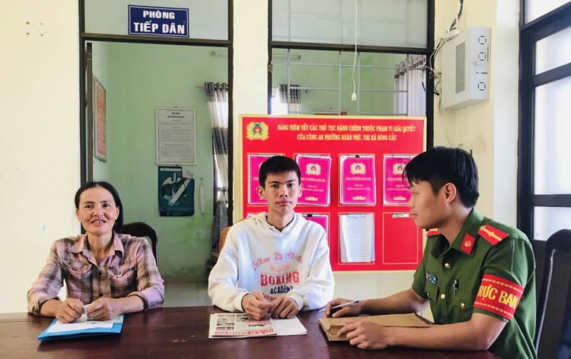 Trực ban Công an phường Xuân Phú, thị xã Sông Cầu tiếp dân, giải quyết thủ tục hành chính.
