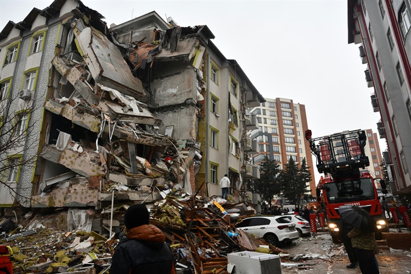 Nhân viên cứu hộ đang giúp đỡ các nạn nhân tại một tòa nhà bị sập ở Diyarbakir, Thổ Nhĩ Kỳ.