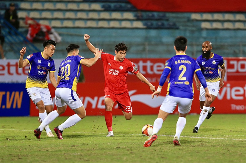 Hàng thủ của Hà Nội FC (áo sẫm) phải “họp kín” trước trận gặp Công an Hà Nội.