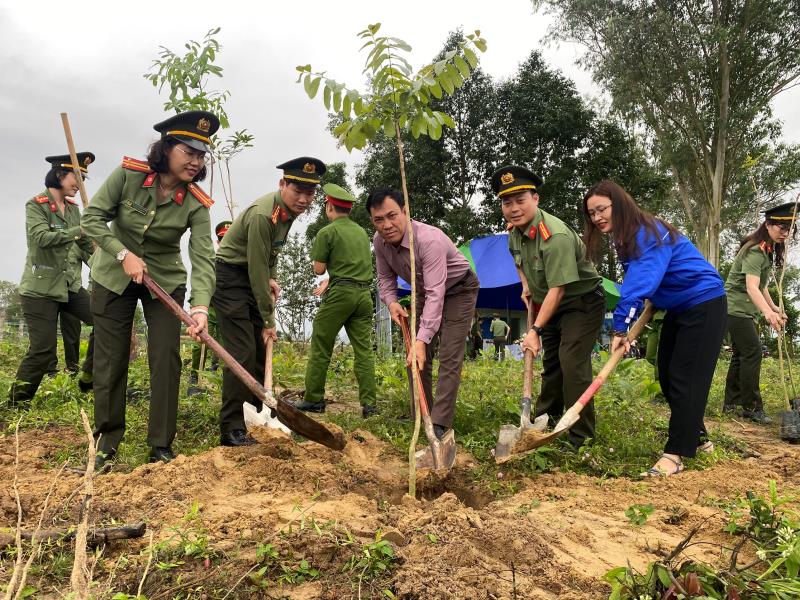 Công an TP Đà Nẵng trồng 20.000 cây keo lá tràm tại xã Hòa Khương.