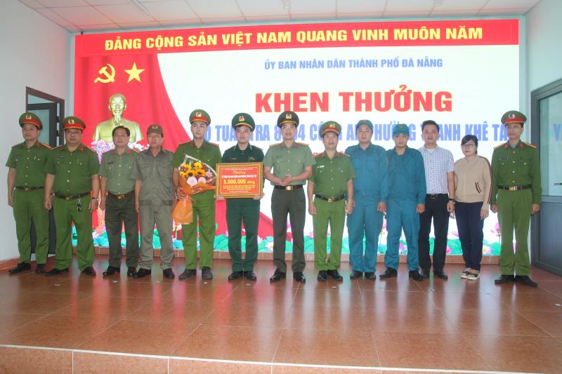 Thượng tá Nguyễn Đại Đồng trao khen thưởng lực lượng tuần tra 8394 phường Thanh Khê Tây.