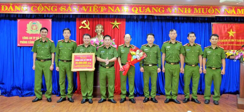 Đại tá Phan Văn Dũng trao thưởng cho CAP Hòa Khánh Bắc.