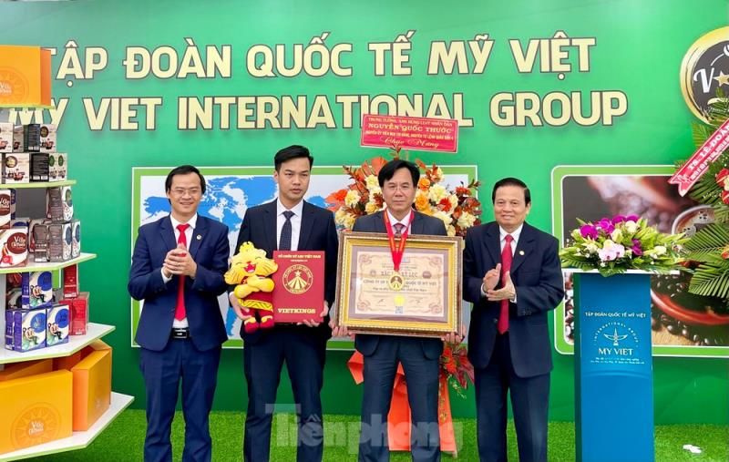 Tập đoàn Quốc tế Mỹ Việt nhận Chứng nhận Hộp cà phê hòa tan lớn nhất Việt Nam.