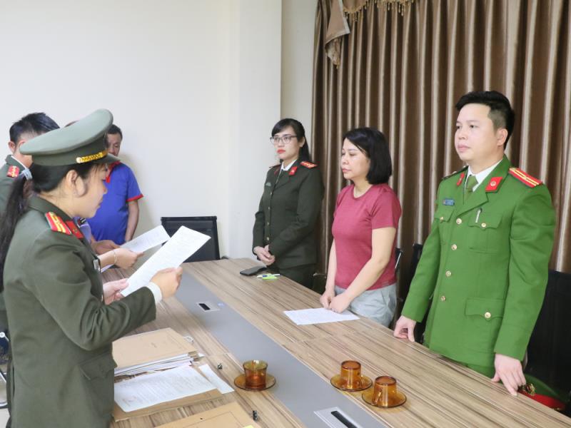 Cơ quan điều tra đọc lệnh khởi tố bị can đối với Nguyễn Thanh Thủy và Trần Văn Tuân.