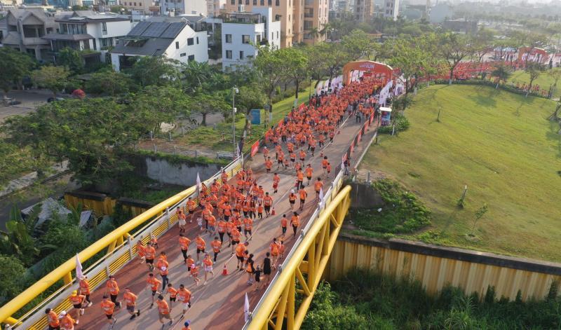Dòng người chạy qua cầu đi bộ Nguyễn Văn Trỗi.