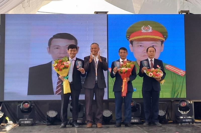 Trung tá Nguyễn Công Long (bìa trái) cùng các tiến sĩ được vinh danh.