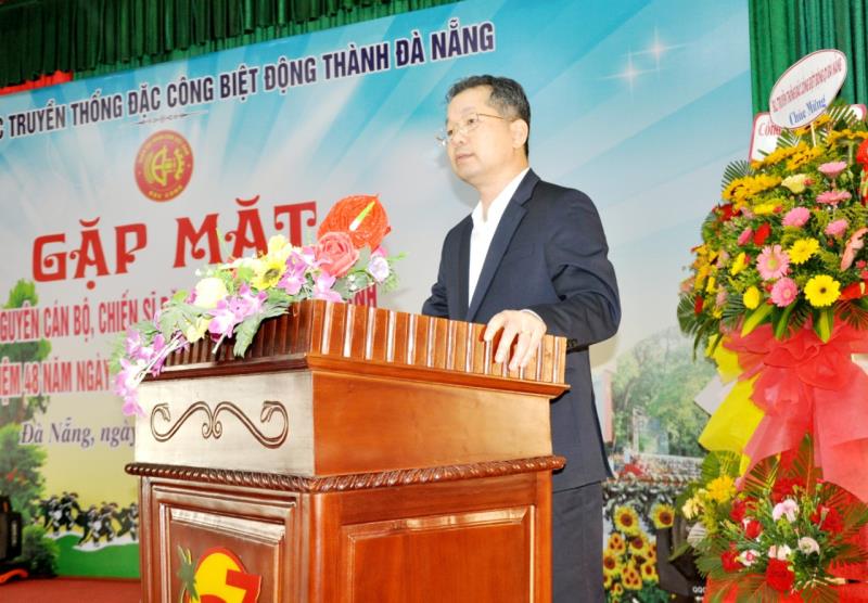 Bí thư Thành ủy Đà Nẵng Nguyễn Văn Quảng tặng quà cho Ban liên lạc truyền thống đặc công biệt động thành Đà Nẵng.