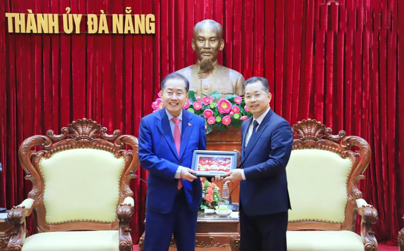 Bí thư Thành ủy Nguyễn Văn Quảng (bên phải) tặng quà lưu niệm cho Thị trưởng thành phố Daegu (Hàn Quốc).