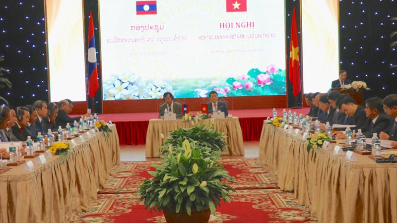 Thượng tướng Lương Tam Quang- Thứ trưởng Bộ Công an Việt Nam và Thượng tướng Kông-thoong Phông-vi-chit-Thứ trưởng Bộ Công an Lào đồng chủ trì Hội nghị.