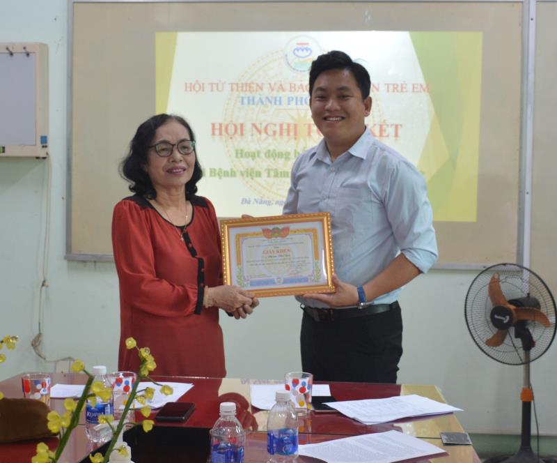 Chủ tịch Hội Từ thiện và Bảo vệ quyền trẻ em TP Đà Nẵng Lê Thị Tám trao Giấy khen cá nhân đã tích cực vận động hỗ trợ cho bếp ăn từ thiện năm 2022.