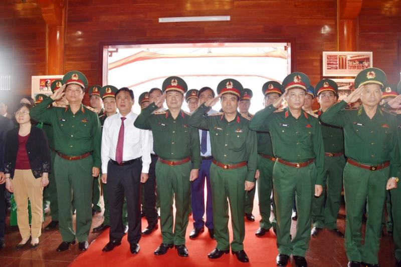 Các đại biểu dự lễ dâng hương tưởng niệm Đại tướng Chu Huy Mân.