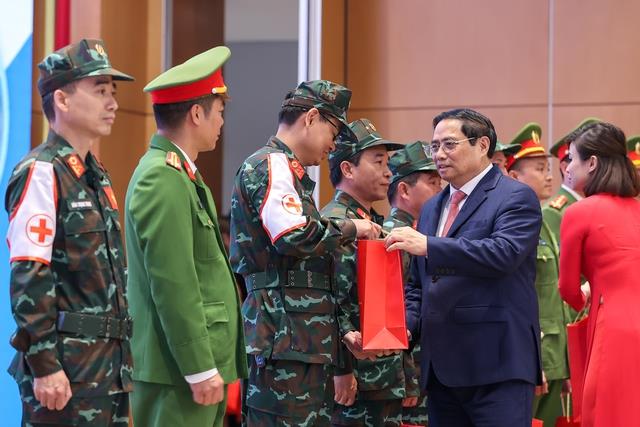Thủ tướng Phạm Minh Chính tặng quà cho các cán bộ, chiến sĩ trong đoàn công tác tham gia cứu nạn, cứu hộ tại Thổ Nhĩ Kỳ.