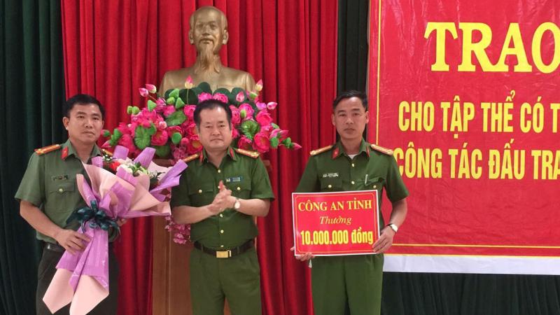 Đại tá Lê Phi Hùng- Phó Giám đốc Công an tỉnh Quảng Trị trao thưởng cho Công an huyện Gio Linh.