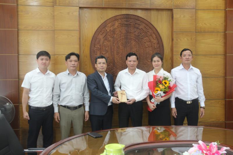 Bí thư Quận ủy Thanh Khê Lê Tùng Lâm khen thưởng Chi bộ TAND quận Thanh Khê