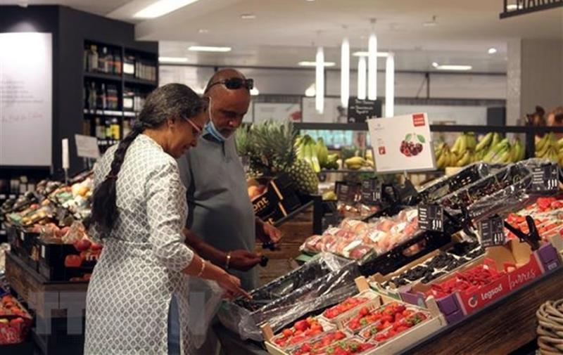 Người tiêu dùng mua sắm tại một siêu thị ở Frankfurt, Đức.