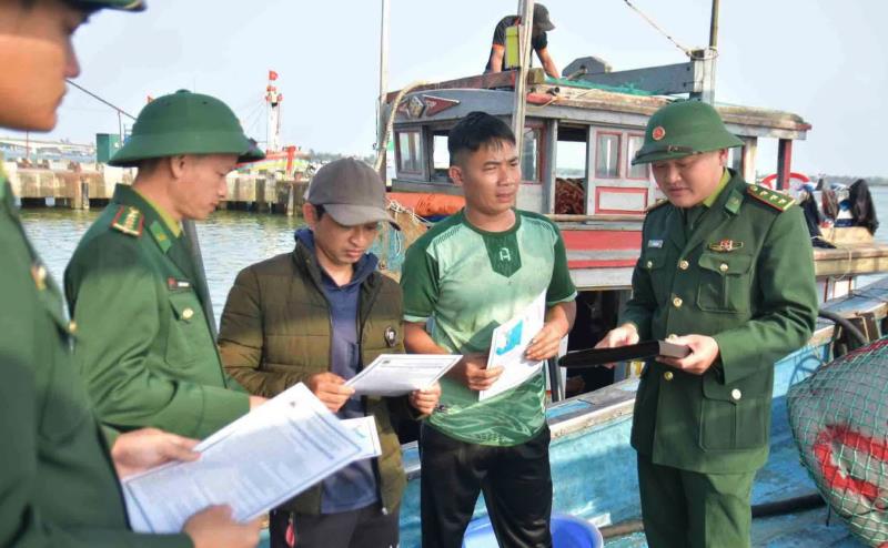 ĐBP Cửa khẩu Cảng Cửa Việt lên tận tàu tuyên truyền cho ngư dân.