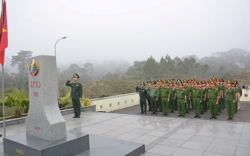 Đoàn công tác thực hiện nghi thức chào cờ tại cột mốc Cửa khẩu biên giới Nam Giang.