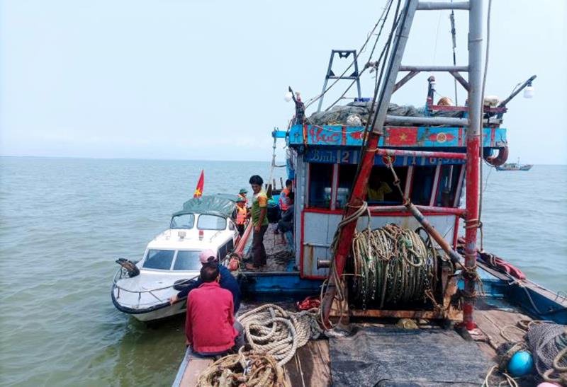 Ca nô của cán bộ ĐBP Diễn Thành tiếp cận phương tiện của ngư dân để đưa thuyền viên bị nạn lên bờ.