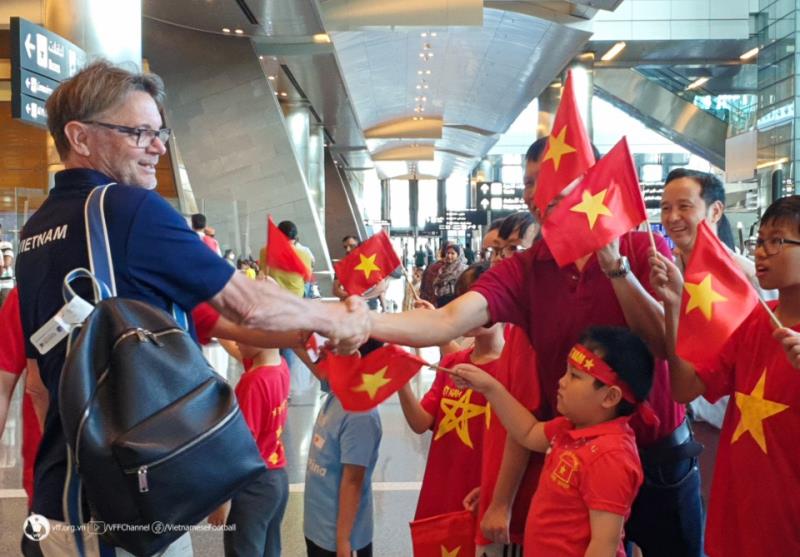 Thầy trò HLV Troussier được cổ động viên Việt Nam chào đón tại sân bay.