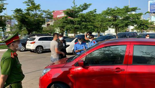 Cơ quan chức năng kiểm tra hoạt động taxi trá hình tại Sân bay Đà Nẵng.