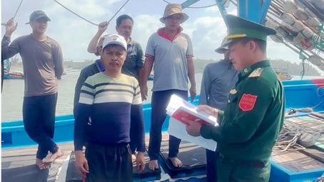 BĐBP tỉnh Quảng Ngãi tuyên truyền cho ngư dân về chống khai thác IUU.