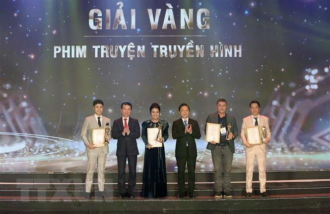 Phó Thủ tướng Chính phủ Trần Hồng Hà trao giải Vàng cho các bộ phim và nam, nữ diễn chính xuất sắc.