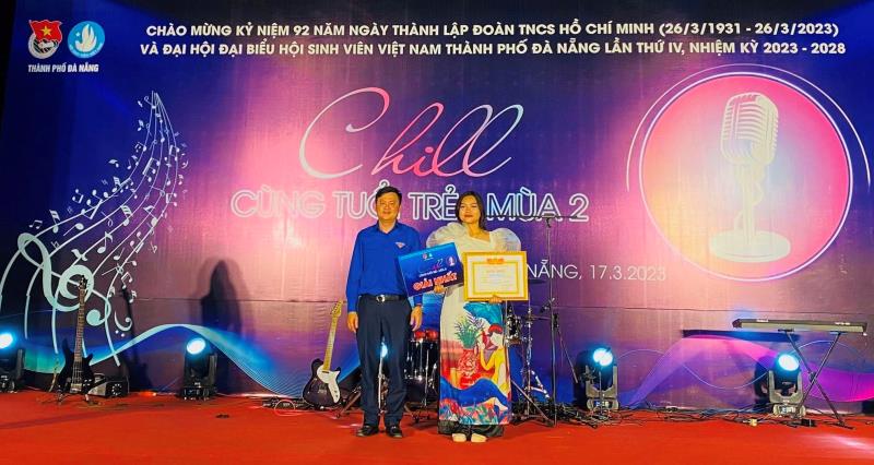 Ban tổ chức trao Giải Nhất cho tiết mục của học sinh trường THPT Phạm Phú Thứ.