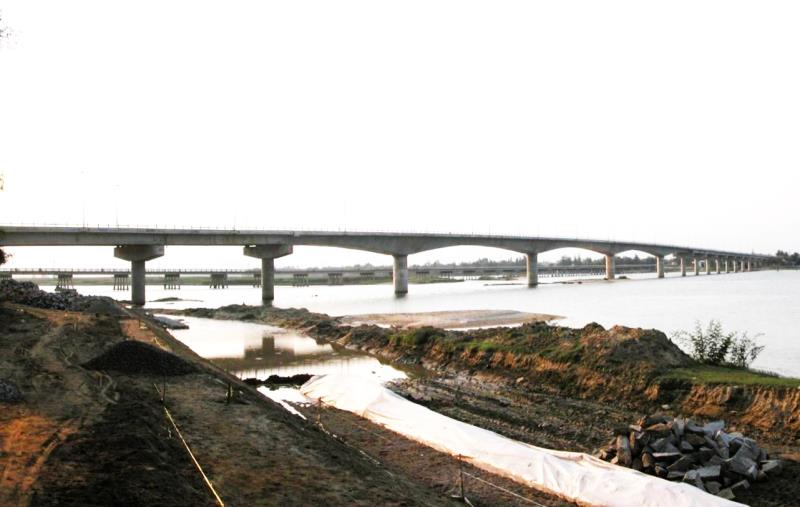 Cầu Câu Lâu mới đang được sửa chữa nhằm đảm bảo giao thông an toàn.