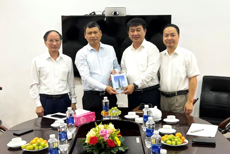 Phó Chủ tịch Thường trực UBND TP Đà Nẵng Hồ Kỳ Minh thăm và làm việc tại Công ty TNHH Thuốc lá Đà Nẵng.