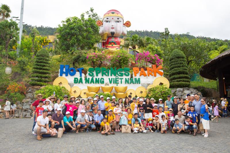 Khu du lịch công viên suối khoáng nóng Núi Thần Tài tổ chức nhiều hoạt động văn hóa, giải trí nhân đại lễ 30-4 và 1-5.