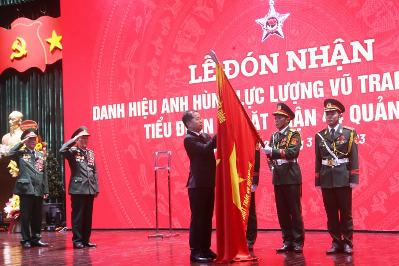 Thừa ủy quyền Chủ tịch nước, Bí thư Thành ủy Đà Nẵng Nguyễn Văn Quảng trao danh hiệu Anh hùng Lực lượng vũ trang nhân dân cho Tiểu đoàn 3, Mặt trận 44 Quảng Đà.