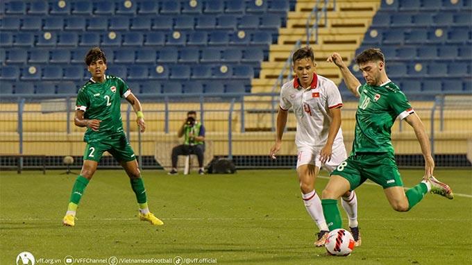 U23 Việt Nam (áo trắng) thua đậm U23 Iraq ở trận ra quân tại Doha Cup 2023.