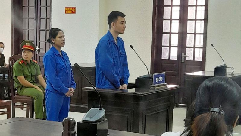 Hai bị cáo Tâm và Tuất tại phiên tòa.