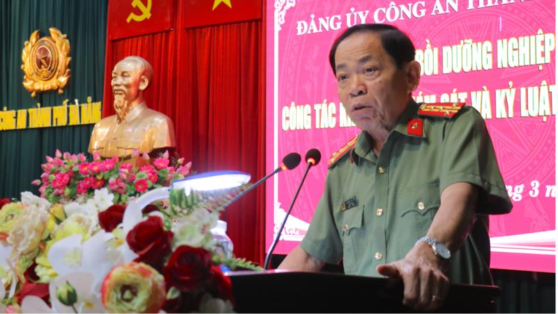 Đại tá Trần Đình Liên- Phó Bí thư Đảng ủy, Chủ nhiệm UBKT Đảng ủy, Phó Giám đốc Công an TP Đà Nẵng phát biểu chỉ đạo tại lớp bồi dưỡng.