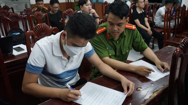 Thanh thiếu niên P. Nam Dương ký cam kết chấp hành quy định pháp luật.