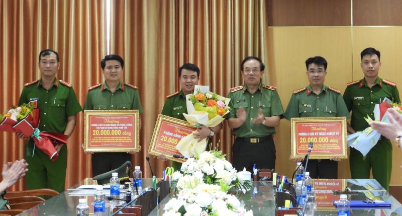 Thừa ủy quyền Chủ tịch UBND TP, Thượng tá Nguyễn Đại Đồng - Phó Giám đốc CATP trao thường cho Phòng An ninh điều tra và Phòng An ninh Kinh tế.