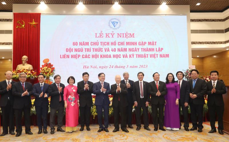 Tổng Bí thư Nguyễn Phú Trọng và đại diện Liên hiệp các Hội Khoa học và Kỹ thuật Việt Nam, các trí thức.