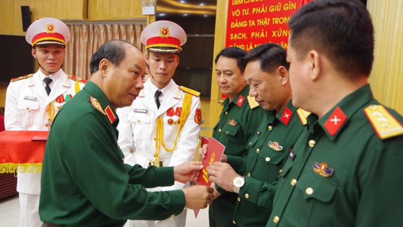 Trung tướng Trần Võ Dũng- Bí thư Đảng ủy, Chính ủy Quân khu 4 trao quyết định cho các cán bộ được bổ nhiệm.