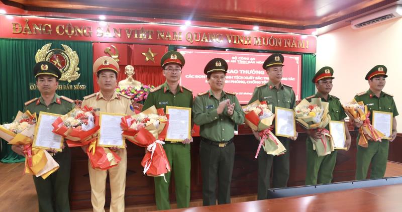 Trung tá Nguyễn Hữu Đức, Phó Giám đốc Công an tỉnh trao giấy khen cho các cá nhân