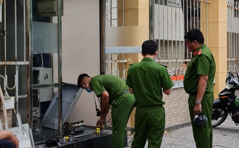 Công an TP Đà Nẵng khám nghiệm hiện trường vụ đập phá và trộm tiền tại trụ ATM hồi chiều 23-3.