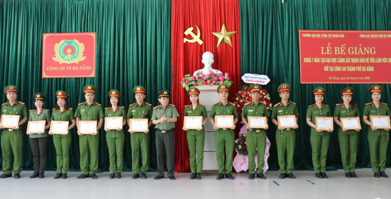Đại tá Trần Đình Liên - Phó Giám đốc Công an TP trao giấy khen của Hiệu trưởng Trường ĐH CSND cho 14 học viên đạt danh hiệu Học viên khá toàn khóa học.