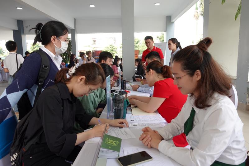 Ngày hội việc làm Sinh viên tại trường Đại học Ngoại ngữ thu hút hàng ngàn sinh viên tham gia.