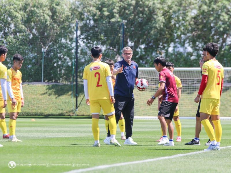 HLV Troussier chỉnh sửa các lỗi gặp phải của U23 Việt Nam trong trận thua U23 Iraq.