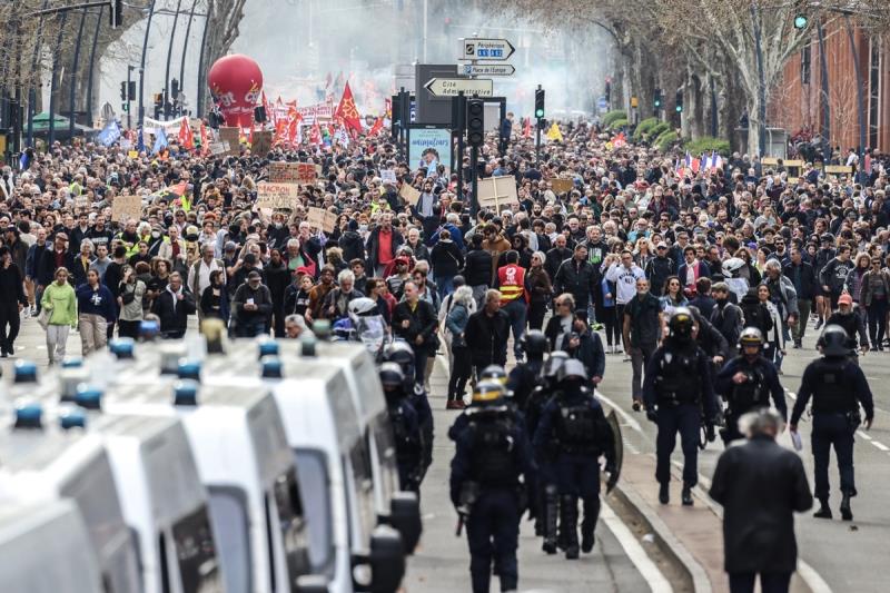 Cảnh sát Pháp bắt một người biểu tình sau đụng độ ở Paris ngày 23-3.